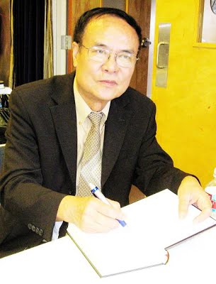 https://sites.google.com/site/gsnguyenvanluc/_/rsrc/1355244782213/home/NVLuc-Aug-2010.jpg?height=400&width=305
