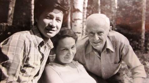 Đạo diễn Trần Văn Thủy (ba tri) v người thầy lừng danh Roman Karmen tại Nga những năm 1970 - Ảnh tư liệu