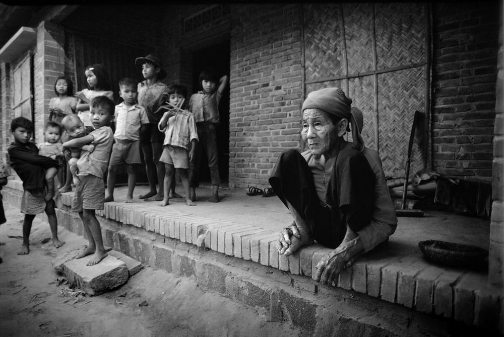 http://i1150.photobucket.com/albums/o617/redsvn/2013/04/Philip-Jones-Griffiths-Vietnam-1980/Redsvn-Philip-Jones-Griffiths-Vietnam-1980-26.jpg